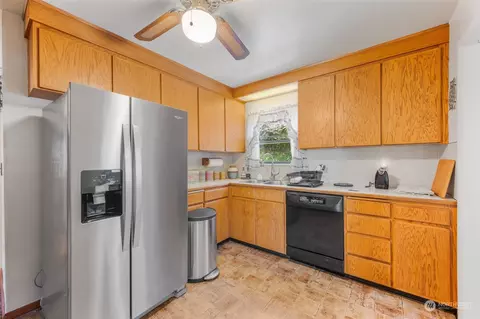 Kitchen - 111 74th St SE, Everett, WA 98203 photo 1 of 2