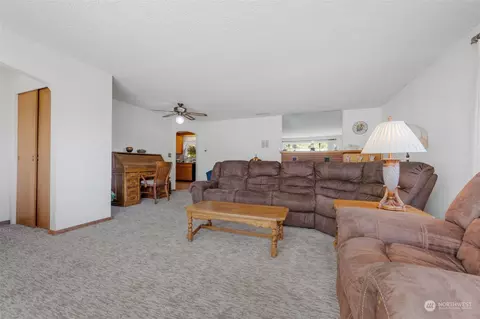 Living - 111 74th St SE, Everett, WA 98203 photo 2 of 7