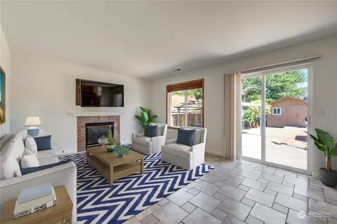 Living - 14515 49th Dr SE, Everett, WA 98208 photo 4 of 6