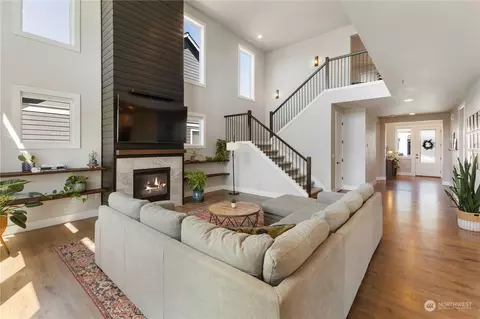 Living - 2764 Terry Ct, Enumclaw, WA 98022 photo 2 of 3