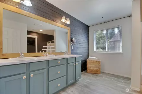 Bath - 1208 Daffodil Ave NE, Orting, WA 98360 photo 2 of 3