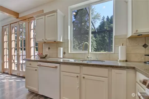 Kitchen - 1208 Daffodil Ave NE, Orting, WA 98360 photo 3 of 4
