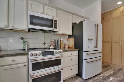 Kitchen - 1208 Daffodil Ave NE, Orting, WA 98360 photo 2 of 4