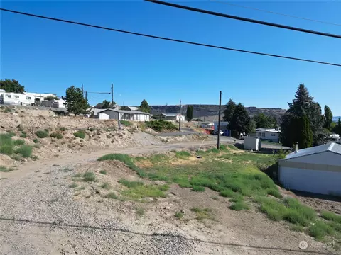 228 Jackson Ave, Electric City, WA 99123