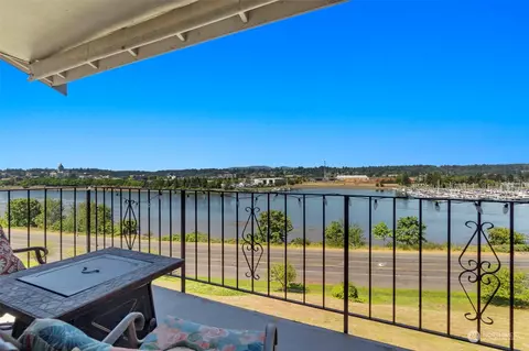 920 E Bay Dr NE #2D301, Olympia, WA 98506
