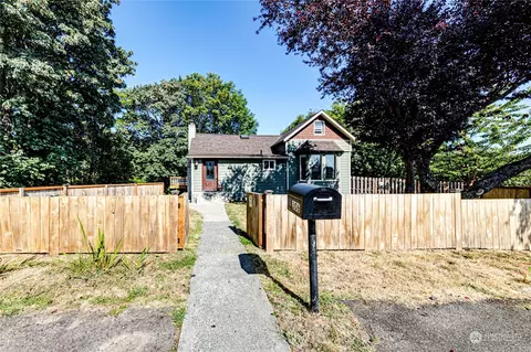 306 S Vine St, Port Angeles, WA 98362