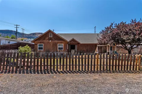 3959 Malaga Ave, Malaga, WA 98828