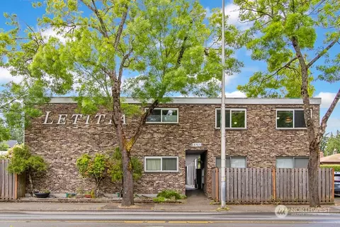 8701 35th Ave NE #8, Seattle, WA 98115