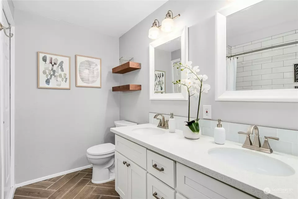 Bath - 11945 SE 260th Pl, Kent, WA 98030 photo 2 of 3