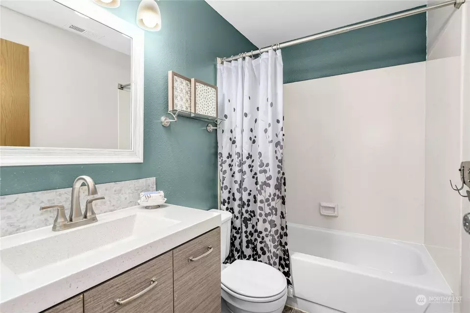 Bath - 11945 SE 260th Pl, Kent, WA 98030 photo 3 of 3