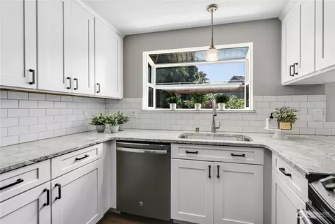 Kitchen - 11945 SE 260th Pl, Kent, WA 98030 photo 1 of 5