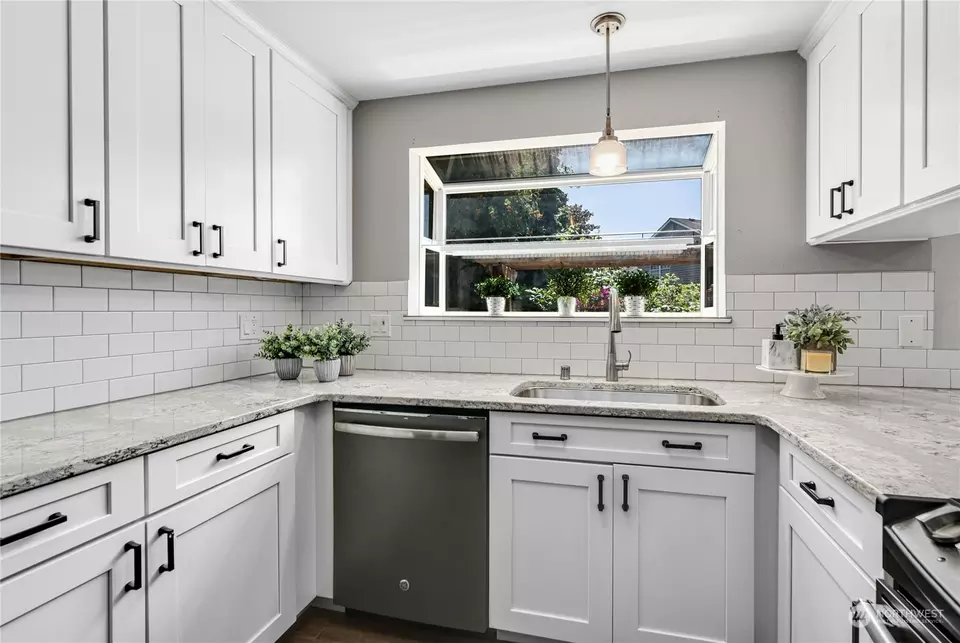 Kitchen - 11945 SE 260th Pl, Kent, WA 98030 photo 1 of 5