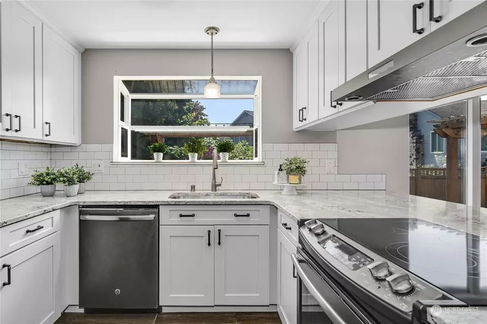 Kitchen - 11945 SE 260th Pl, Kent, WA 98030 photo 2 of 5