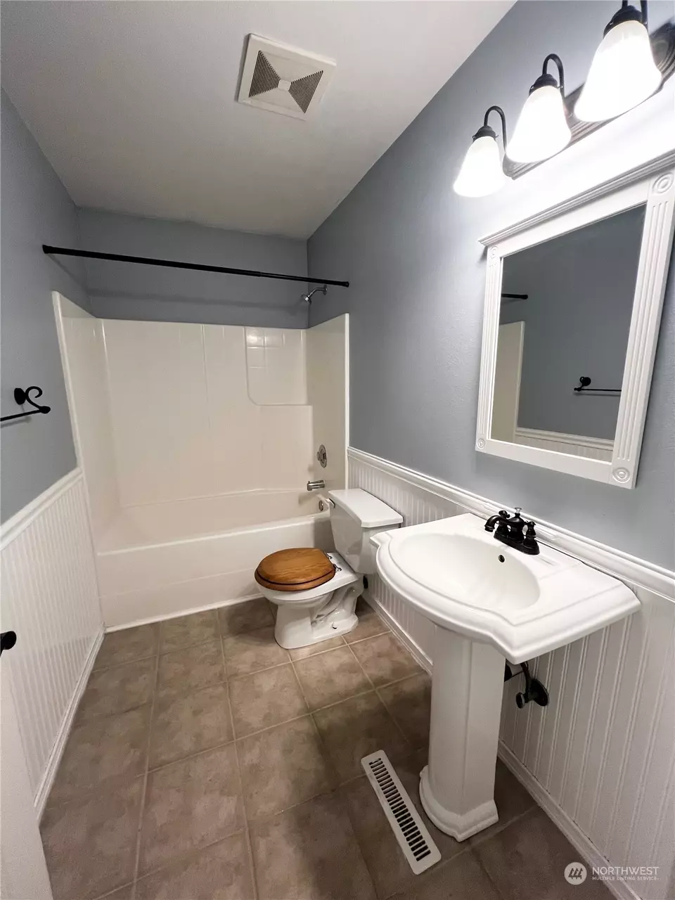 Bath - 987 NW Poppy Ct, Silverdale, WA 98383 photo 4 of 4