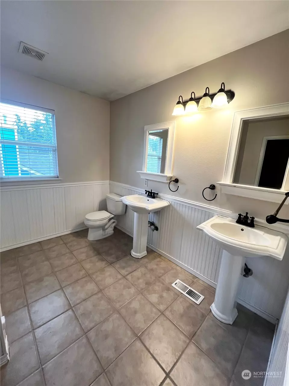 Bath - 987 NW Poppy Ct, Silverdale, WA 98383 photo 3 of 4