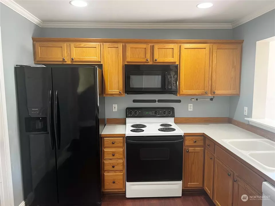 Kitchen - 987 NW Poppy Ct, Silverdale, WA 98383 photo 4 of 5