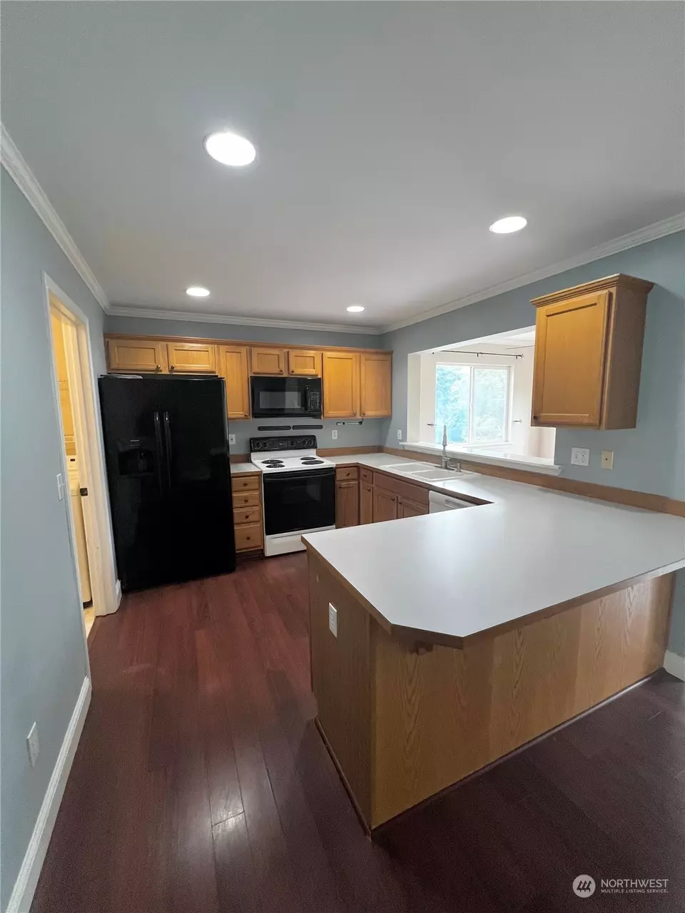 Kitchen - 987 NW Poppy Ct, Silverdale, WA 98383 photo 3 of 5