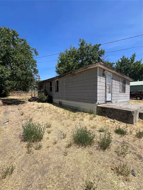 425 Grape Ave E, Omak, WA 98841 photo 2