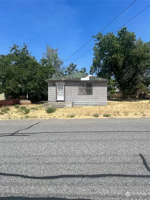 425 Grape Ave E, Omak, WA 98841