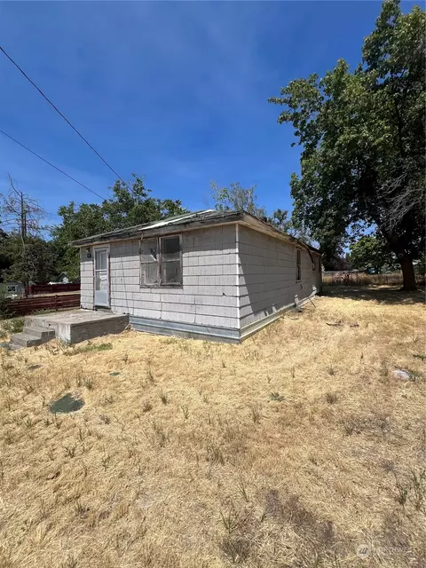 425 Grape Ave E, Omak, WA 98841 photo 3