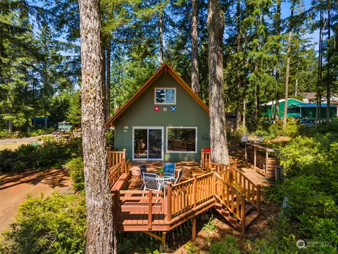 1640 N Colony Surf Dr, Lilliwaup, WA 98555
