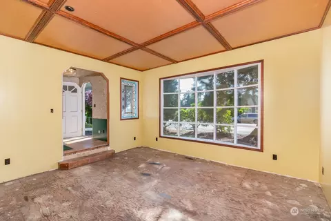 Living - 6912 Beverly Blvd, Everett, WA 98203 photo 3 of 6