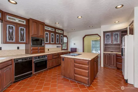 Kitchen - 6912 Beverly Blvd, Everett, WA 98203 photo 4 of 5