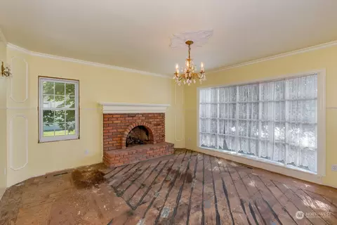 Living - 6912 Beverly Blvd, Everett, WA 98203 photo 1 of 6