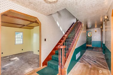 Entry Way - 6912 Beverly Blvd, Everett, WA 98203 photo 1 of 7