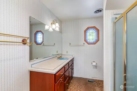 Bath - 6912 Beverly Blvd, Everett, WA 98203 photo 3 of 4