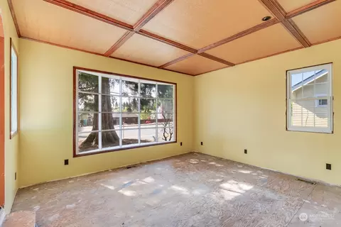 Living - 6912 Beverly Blvd, Everett, WA 98203 photo 2 of 6