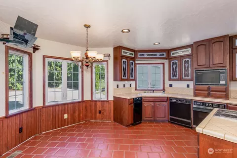 Kitchen - 6912 Beverly Blvd, Everett, WA 98203 photo 3 of 5