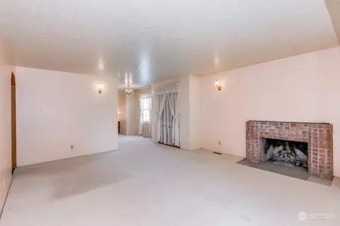 Living - 6912 Beverly Blvd, Everett, WA 98203 photo 6 of 6