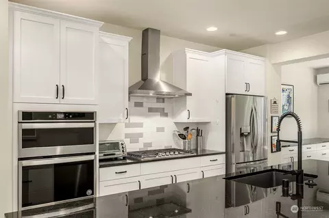 Kitchen - 616 237th Pl SE #B, Bothell, WA 98021 photo 4 of 6