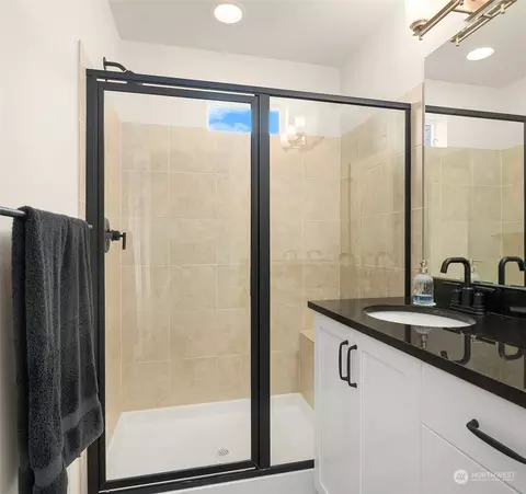 Bath - 616 237th Pl SE #B, Bothell, WA 98021 photo 2 of 5