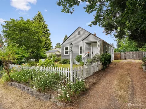 839 Maple Ave E, Port Orchard, WA 98366