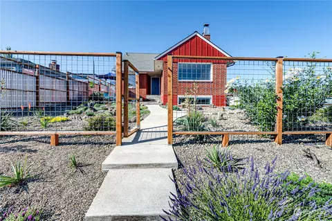 1020 E 9th St, Port Angeles, WA 98362