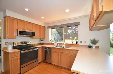 Kitchen - 1326 137th St SE, Mill Creek, WA 98012 photo 3 of 4
