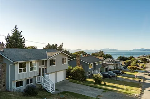 2333 Happy Ln, Oak Harbor, WA 98277