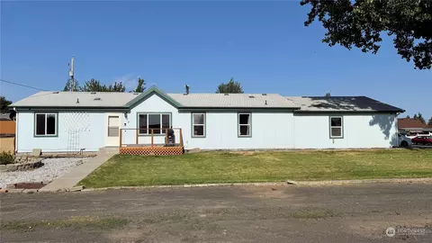 902 1st St, Davenport, WA 99122