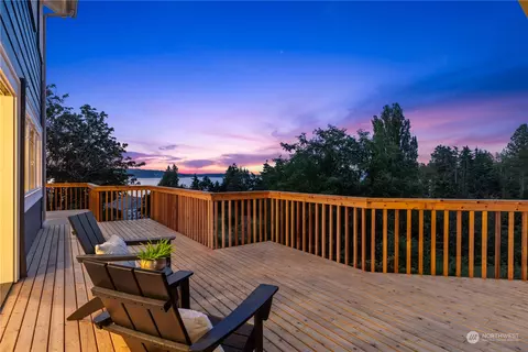 8440 NE Gordon Dr, Bainbridge Island, WA 98110