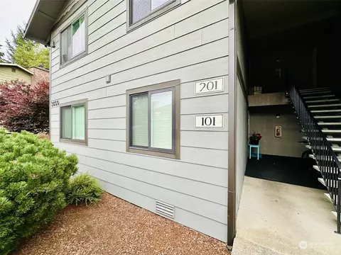 3600 Narrows View Ln NE #101, Bremerton, WA 98310