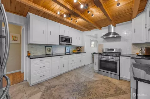Kitchen - 1517 Baker Ave, Everett, WA 98201 photo 2 of 3