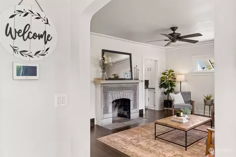 Entry Way - 1232 Donovan Ln, Everett, WA 98201 photo 2 of 4