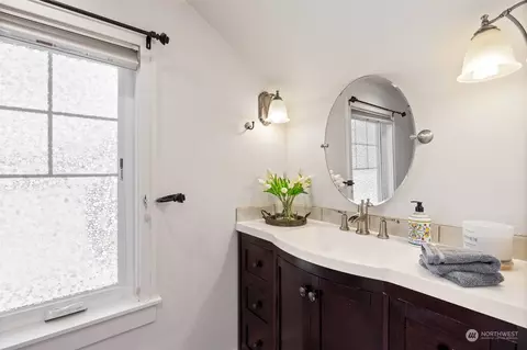 Bath - 1232 Donovan Ln, Everett, WA 98201 photo 3 of 4