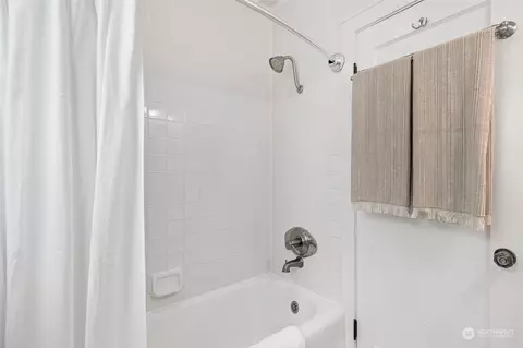 Bath - 1232 Donovan Ln, Everett, WA 98201 photo 1 of 4