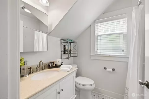 Bath - 1232 Donovan Ln, Everett, WA 98201 photo 2 of 4