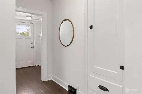 Entry Way - 1232 Donovan Ln, Everett, WA 98201 photo 3 of 4