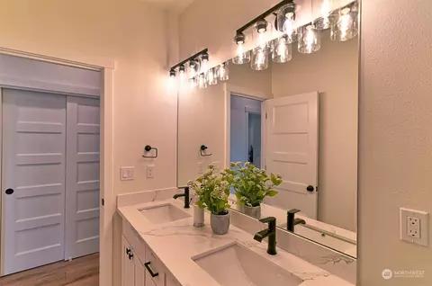 Bath - 4326 Crescent Ave, Everett, WA 98203 photo 2 of 5
