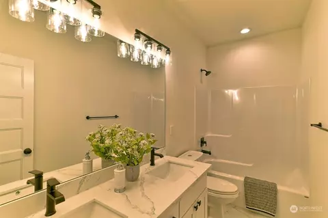 Bath - 4326 Crescent Ave, Everett, WA 98203 photo 1 of 5